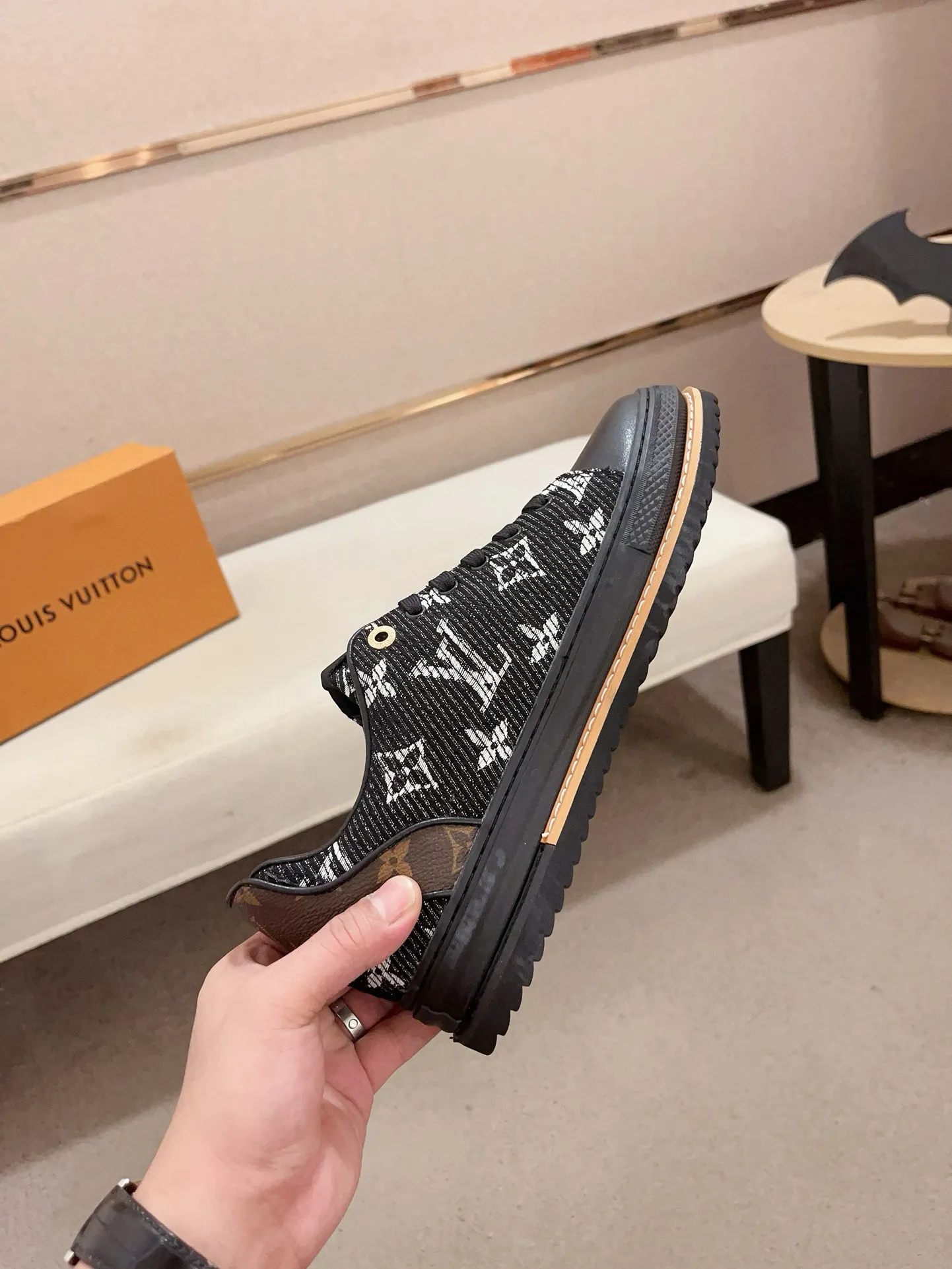 Men's shoes💰 400💰Louis Vuitton (Louis Vuitton/LV) top 🔍🔍 new models are on sale at the same time, the upper 🇮🇹 imported first-layer cowhide from Italy, fully imported sheepskin lining 💪💪, completely 1⃣️ to 1 ⃣️Re-engraved🇮🇹💪💪, ⚠Sole: The original sole is specially provided by the original factory, the exclusive movable molded sole is super comfortable, ⚠The original factory follows the order, 🔍🔍high quality, you can enter and exit the counter at will, welcome to compare⚠. Code number: 38-44. Can be customized for 45 non-refundable!